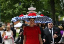 355AE61900000578-3644555-A_model_wears_an_afternoon_tea_inspired_hat_with_florentines_fro-a-94...jpg