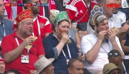 zhuyuschie-bolelschiki-v-kokoshnikah-na-matche-rossiya-ispaniya-mgnovenno-stali-zvezdami-inter...jpg