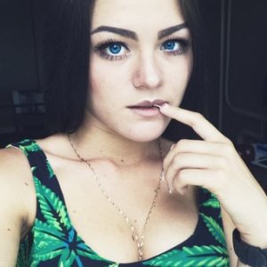 Хорошие глазки и костюмчик с коноплей)