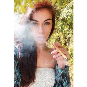 Отличная девушка наслаждается марихуаной.
