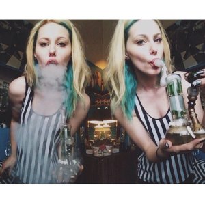 милая девушка хапает коноплю)