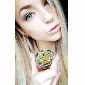 Красивые глазки, и хорошая шишка конопли)
