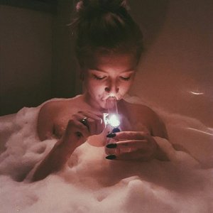Курит марихуану принимая ванную