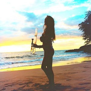 Курит канабис на море