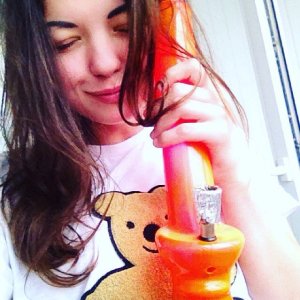 Милая девушка с бонгом для курения канабиса