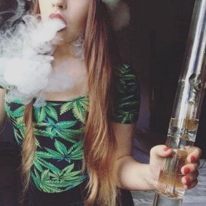 Курит коноплю через бонг много дыма