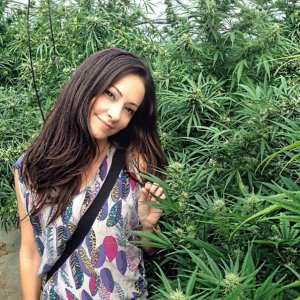 Милая девушка и кустики конопли