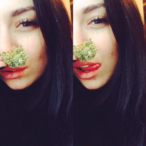 Малая девушка и шишка маритхуаны
