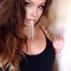 Рыженькая девушка с косячком канабиса