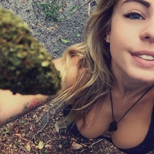 Милая девушка и шишка канабиса
