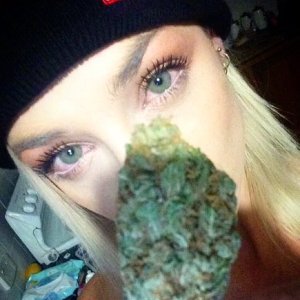 Милые глазки с шишкой канабиса