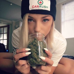 Милашка с банкой шишек канабиса