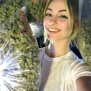 Милая улыбка и много марихуаны