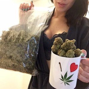 Истиная любительница марихуаны
