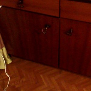 Снаружи. (Слева находится батарея)