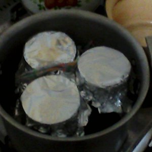 На дно скороварки и между бакнками - куски ткани (дабы не бились)
