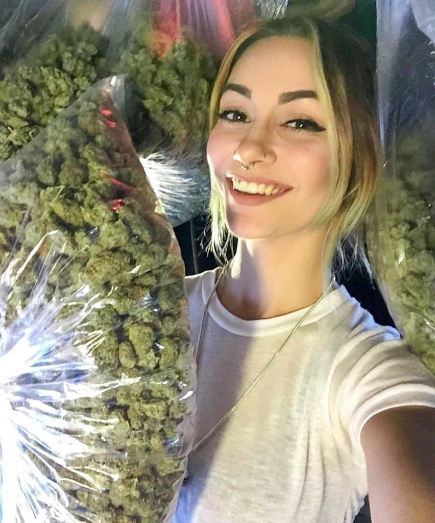 Милая улыбка и много марихуаны